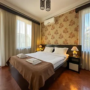 Otel Four Brothers, Tiflis